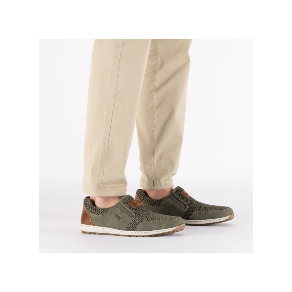 Chaussons Rieker verts pour homme 08869-54 avec bande élastique. Chaussure au pied.