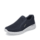 Blaue Rieker Herren Slipper 13155-14 mit Elastikeinsatz sowie Komfortweite G 1/2. Schuh seitlich schräg.