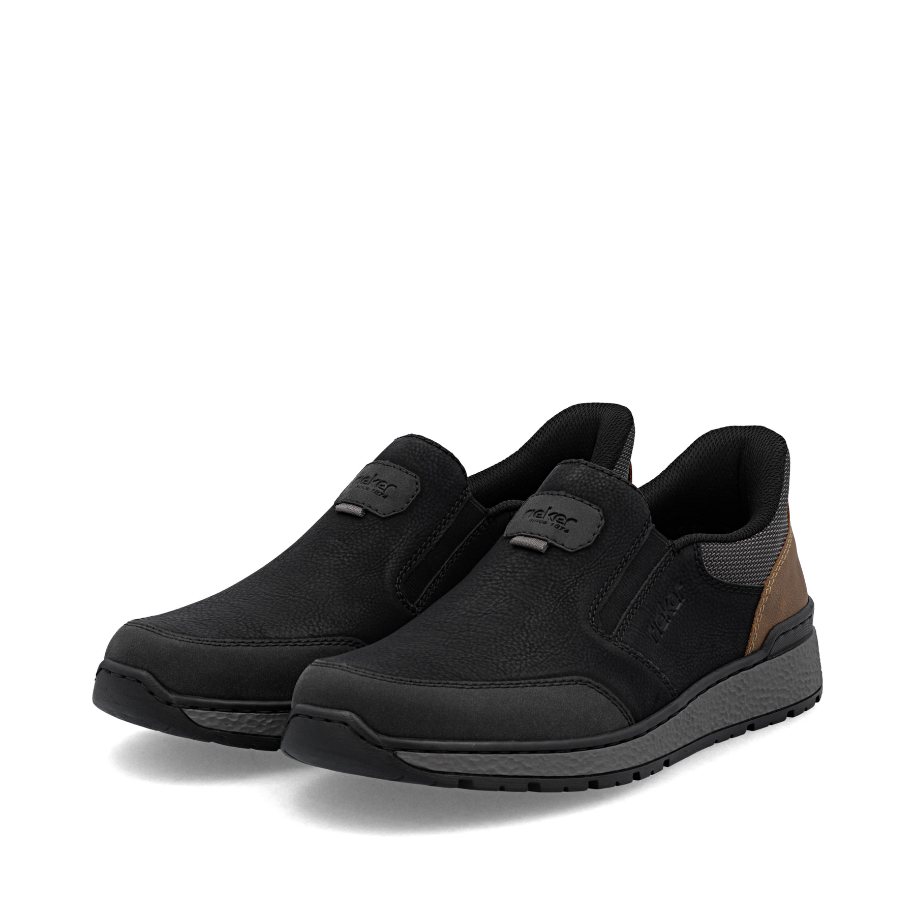 Schwarze Rieker Herren Slipper B9057-00 mit einem Gummizug sowie Extraweite H. Schuhpaar seitlich schräg.