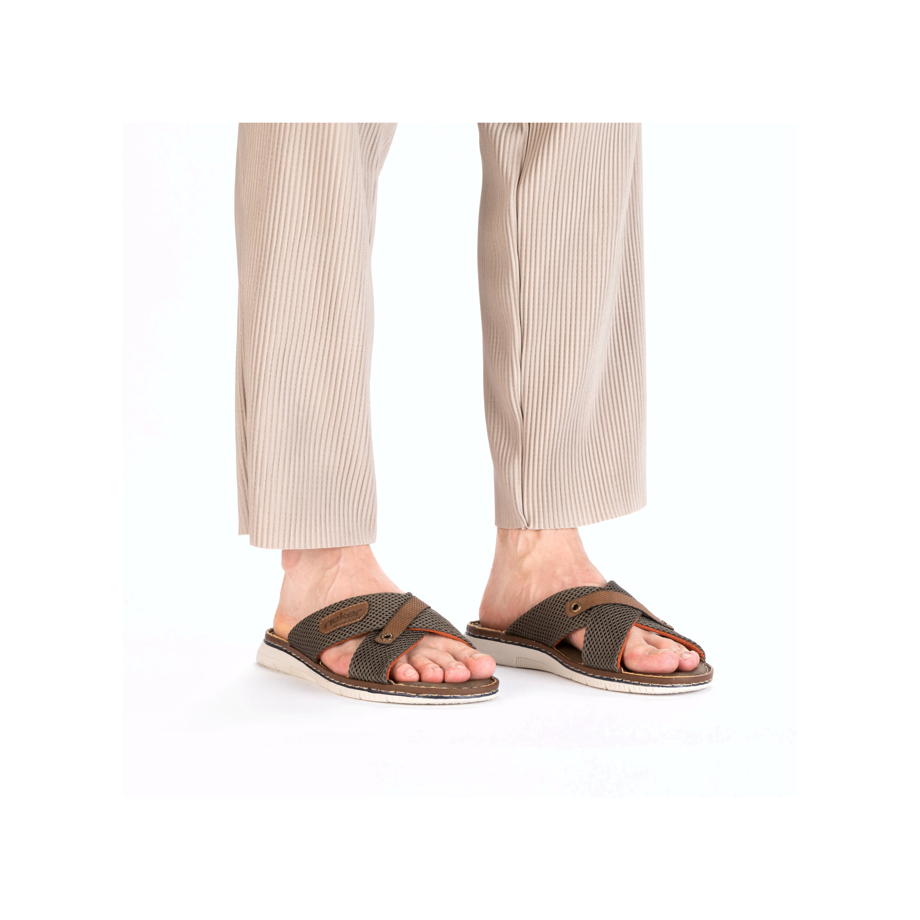 Grüne Rieker Herren Pantoletten 21340-54 mit der Komfortweite G. Schuh am Fuß.