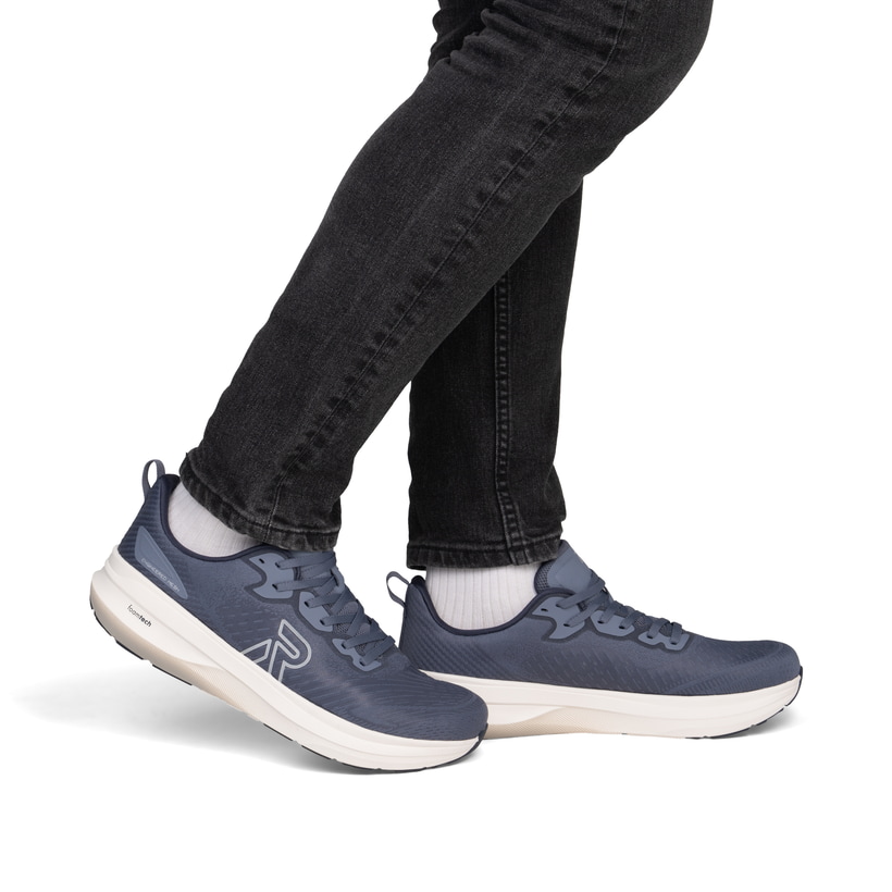 Blaue Rieker Sport Herren Sneaker Low U4301-12. Schuh am Fuß.
