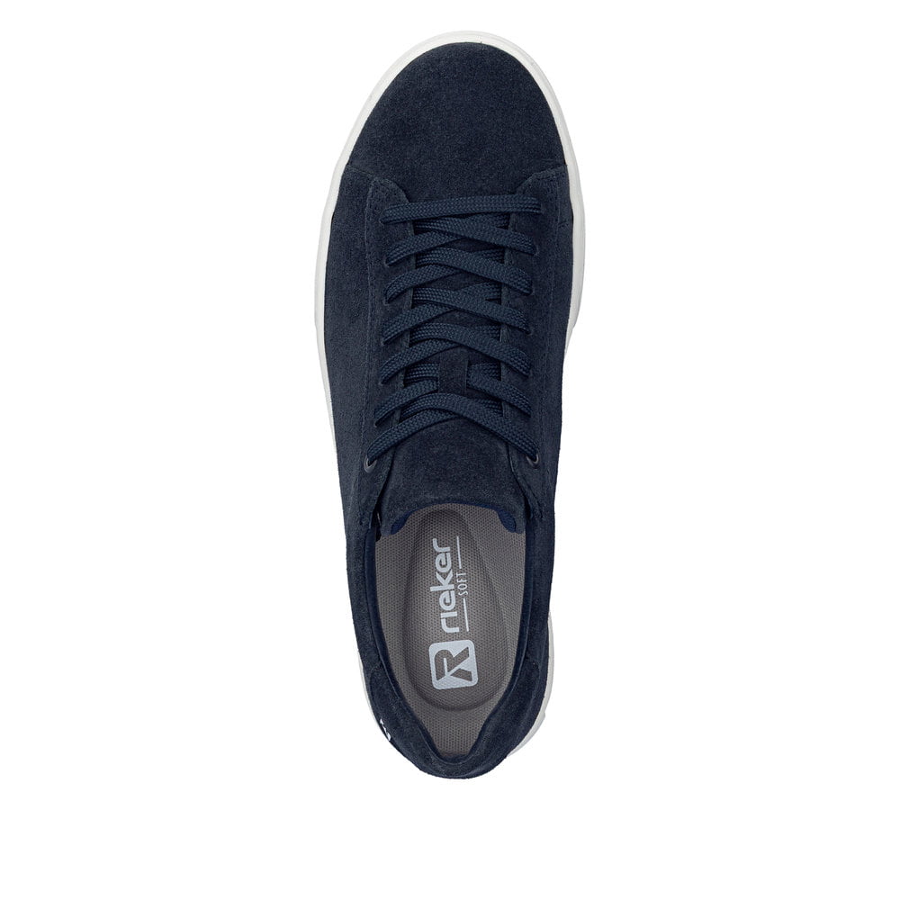 Dunkelblaue Rieker Herren Sneaker Low U0701-14 aus Rauleder mit einer Schnürung. Schuh von oben.