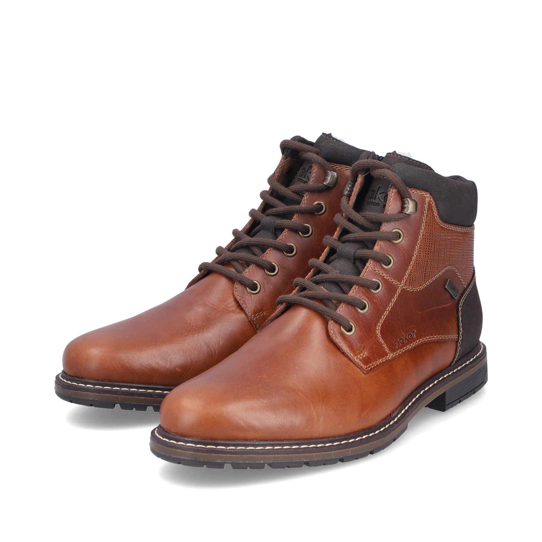 Braune Rieker Herren Schnürstiefel 13740-24 aus Glattleder. Schuhpaar seitlich schräg.