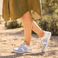 Graue Rieker Damen Slipper L32G4-40 mit Ready2GO Slip-in Funktion sowie Gummizug. Schuh am Model.