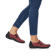 Rote Rieker Damen Slipper L1751-35 mit Gummizug sowie schmaler Passform E 1/2. Schuh am Fuß.