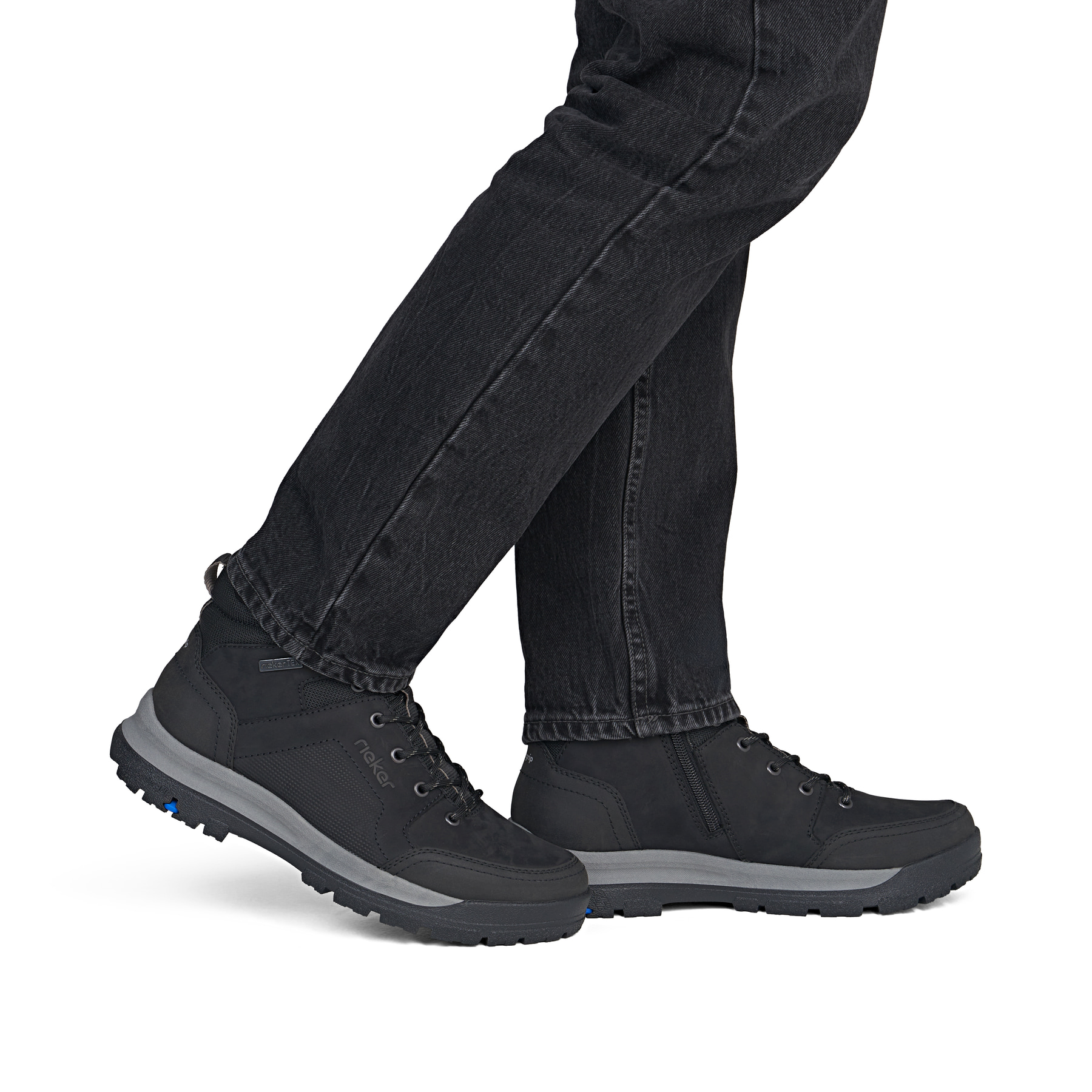 Schwarze Rieker Herren Schnürstiefel 30301-00 mit dem umdrehbaren Glacier Grip. Schuh am Fuß.
