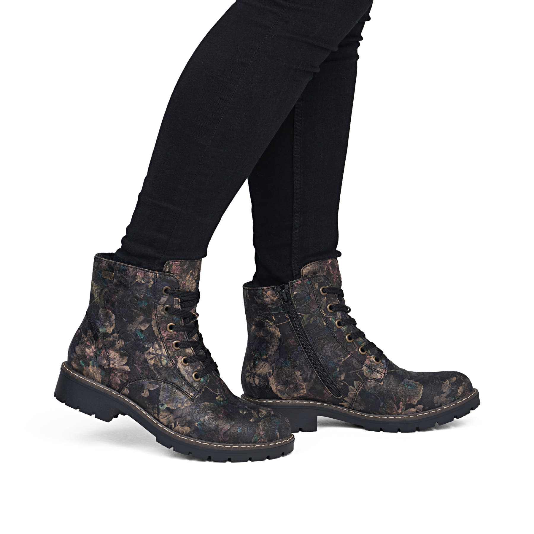 Schwarze Rieker Damen Schnürstiefel Y9103-90 mit wasserabweisender TEX-Membran. Schuh am Fuß.