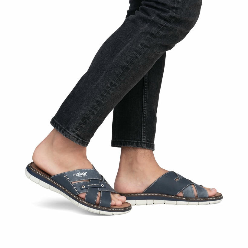 Blaue Rieker Herren Pantoletten 25199-14 mit modernen Ziernähten. Schuh am Fuß.
