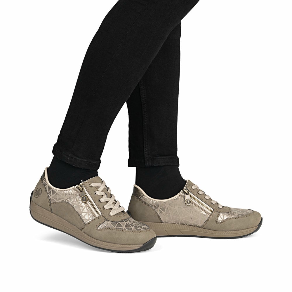 Beige Rieker Damen Sneaker Low N1100-62 mit Reißverschluss sowie Extraweite H. Schuh am Fuß.