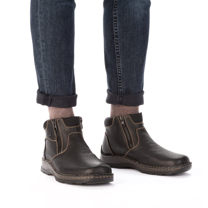 Schwarze Rieker Herren Kurzstiefel 05362-00 aus Glattleder. Schuh am Fuß.