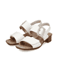 Beige Rieker Riemchensandaletten 62663-60 mit trendigen Schnalle. Schuhpaar seitlich schräg.