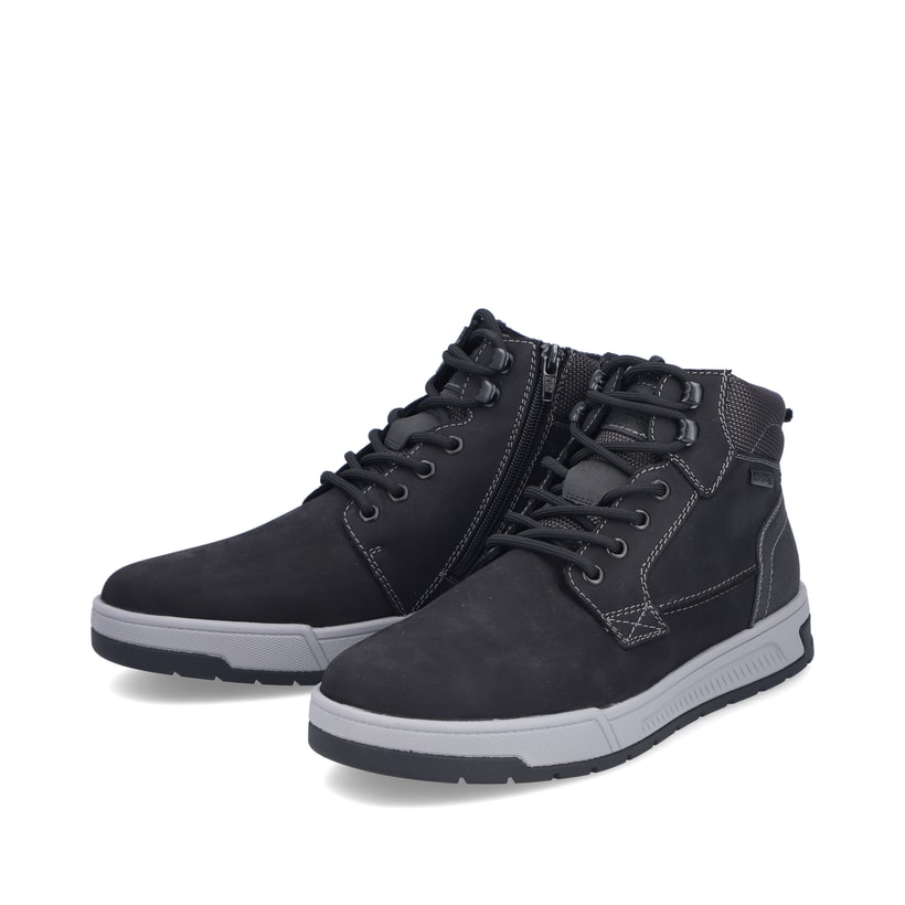 Schwarze Rieker Herren Schnürstiefel 36040-00 aus Rauleder. Schuhpaar seitlich schräg.
