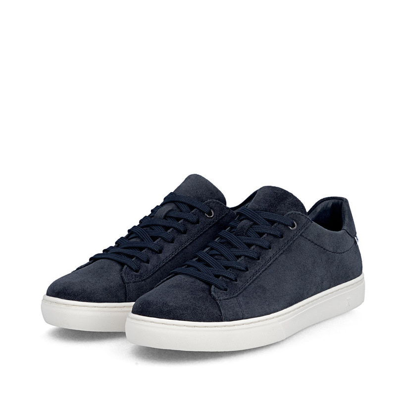 Dunkelblaue Rieker Herren Sneaker Low U0701-14 aus Rauleder mit einer Schnürung. Schuhpaar seitlich schräg.