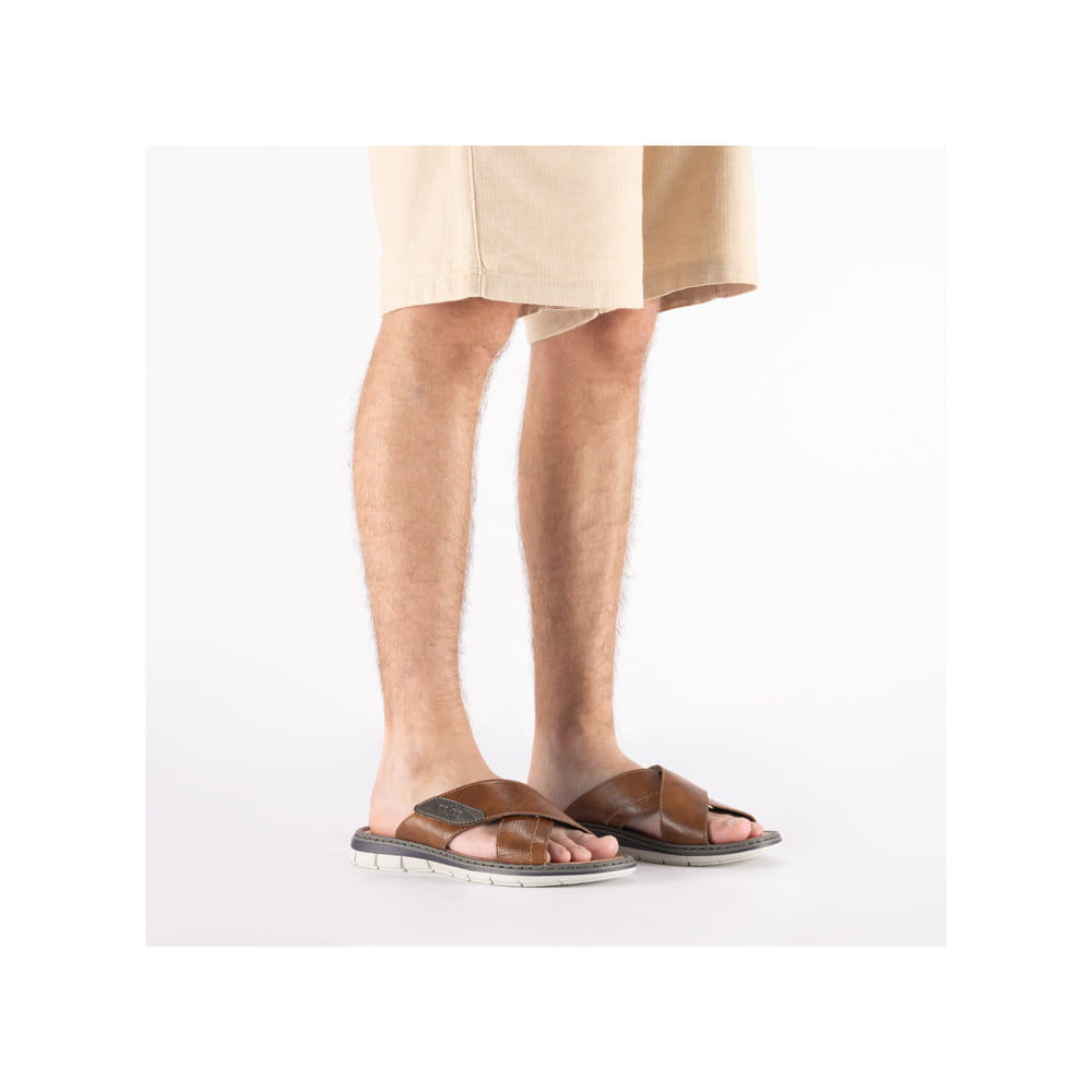 Braune Rieker Herren Pantoletten 25151-24 aus Glattleder mit Klettverschluss. Schuh am Fuß.