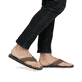 Braune Rieker Herren Zehentrenner 20152-26 mit der Komfortweite G. Schuh am Fuß.