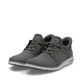 Graue Rieker Herren Slipper 11358-42 mit Ready2GO Slip-in Feature sowie Gummizug. Schuhpaar seitlich schräg.
