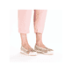 Beige Rieker Ballerinas L3066-60 mit dekorativer Schleife. Schuh am Fuß.