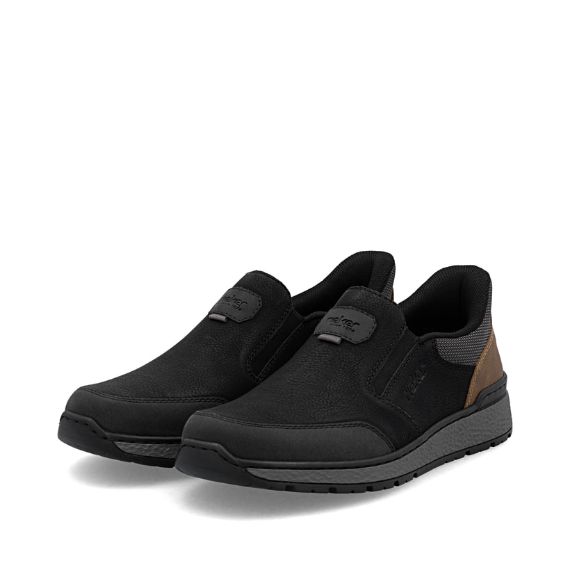 Schwarze Rieker Herren Slipper B9057-00 mit einem Gummizug sowie Extraweite H. Schuhpaar seitlich schräg.
