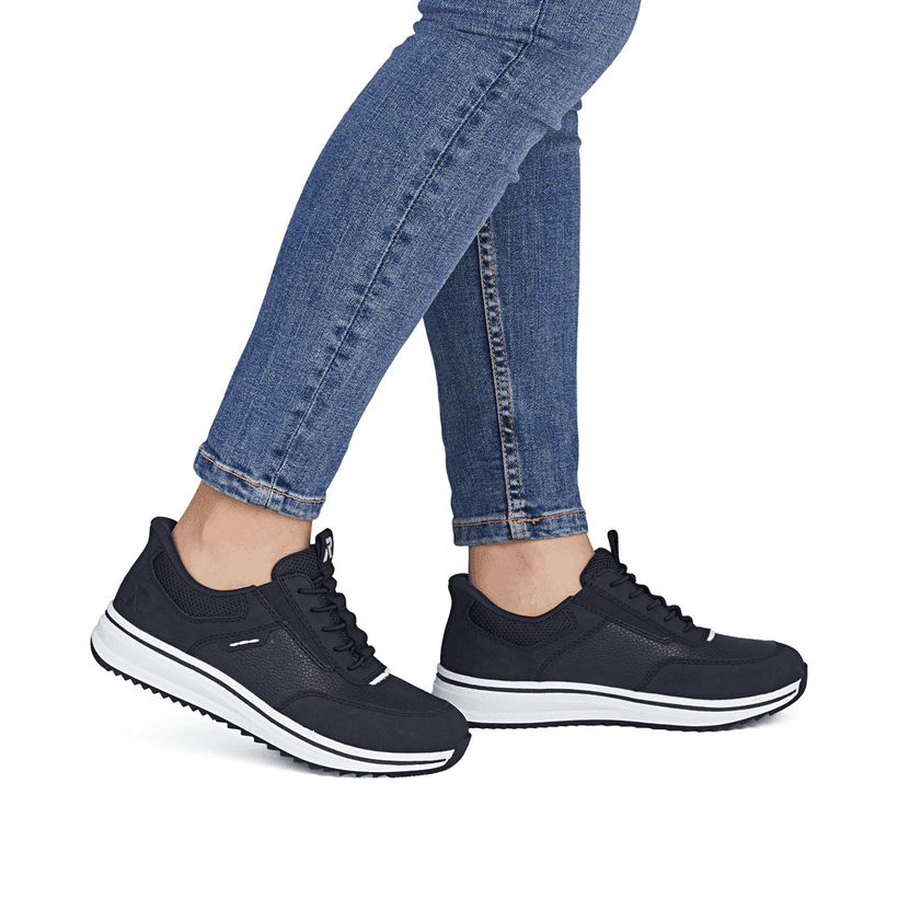 Blaue Rieker Damen Slipper L5850-14 mit Ready2GO easy in Funktion sowie Gummizug. Schuh am Fuß.