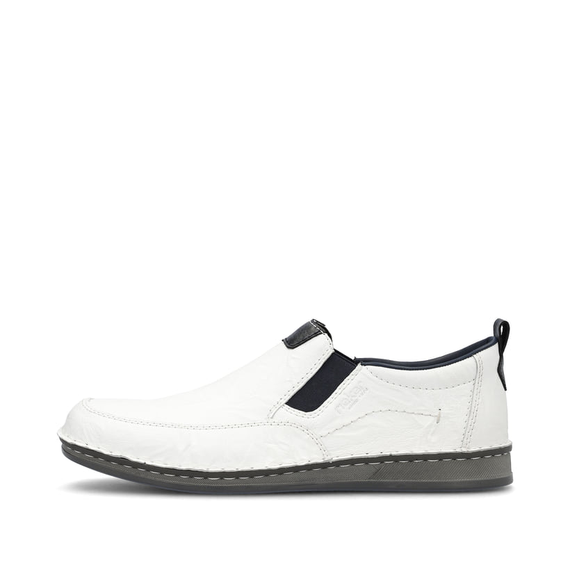 Weiße Rieker Herren Slipper 05450-80 mit einem Elastikeinsatz sowie Extraweite H. Schuh Außenseite.