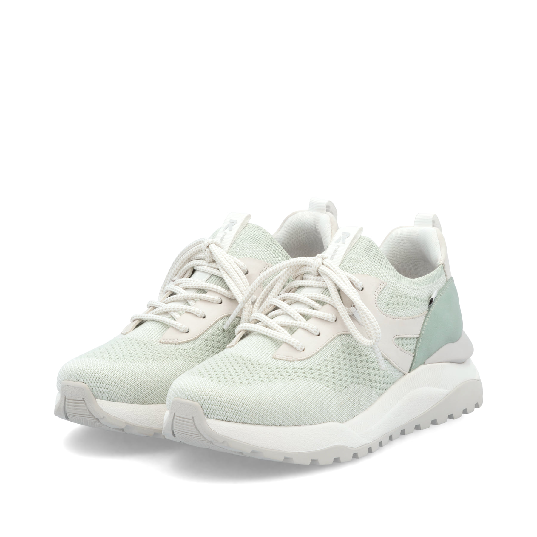 Weiße Rieker Damen Slipper W2503-52 mit einem Gummizug sowie flexibler Sohle. Schuhpaar seitlich schräg.