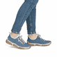 Blaue Rieker Damen Slipper 45973-14 mit Deko-Reißverschluss sowie einem Gummizug. Schuh am Fuß.