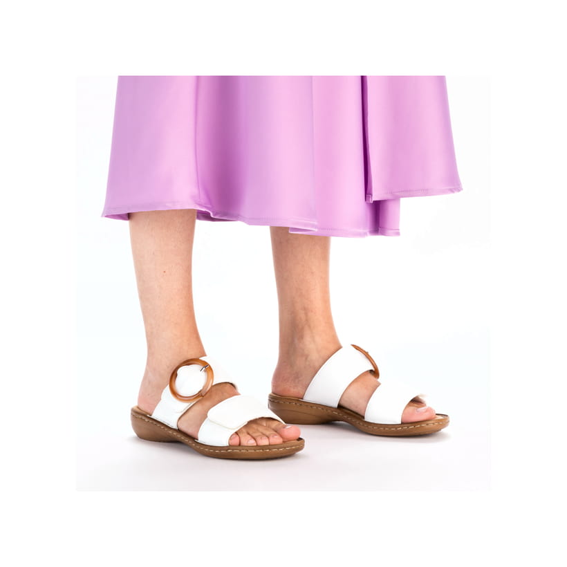 Weiße Rieker Damen Pantoletten 60894-80 mit trendigen Schnalle. Schuh am Fuß.
