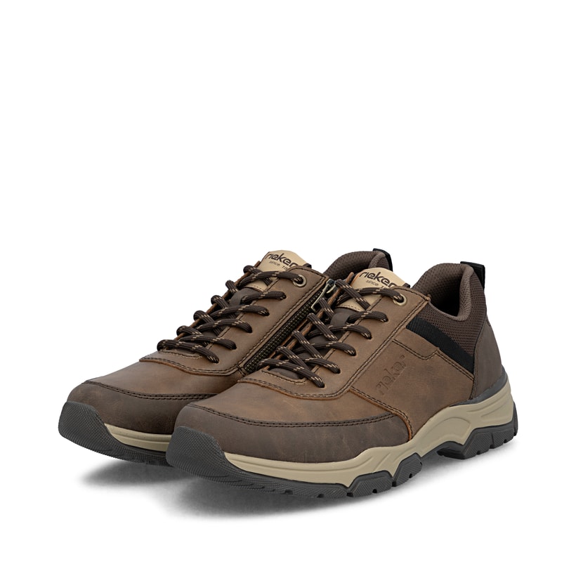 Braune Rieker Herren Sneaker Low 31205-22 mit einer Schnürung sowie Extraweite H. Schuhpaar seitlich schräg.