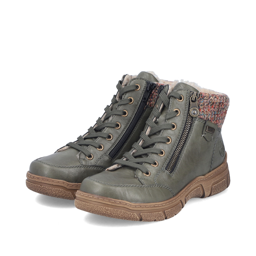 Dunkelgrüne Rieker Damen Schnürstiefel 72322-54 mit einem Reißverschluss. Schuhpaar seitlich schräg.