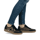 Baskets basses Rieker multicolores femme M5512-90 avec imprimé léopard. Chaussure au pied.