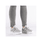 Graue Rieker Damen Sneaker Low M6061-40 mit einem Gummizug sowie Komfortweite G. Schuh am Fuß.