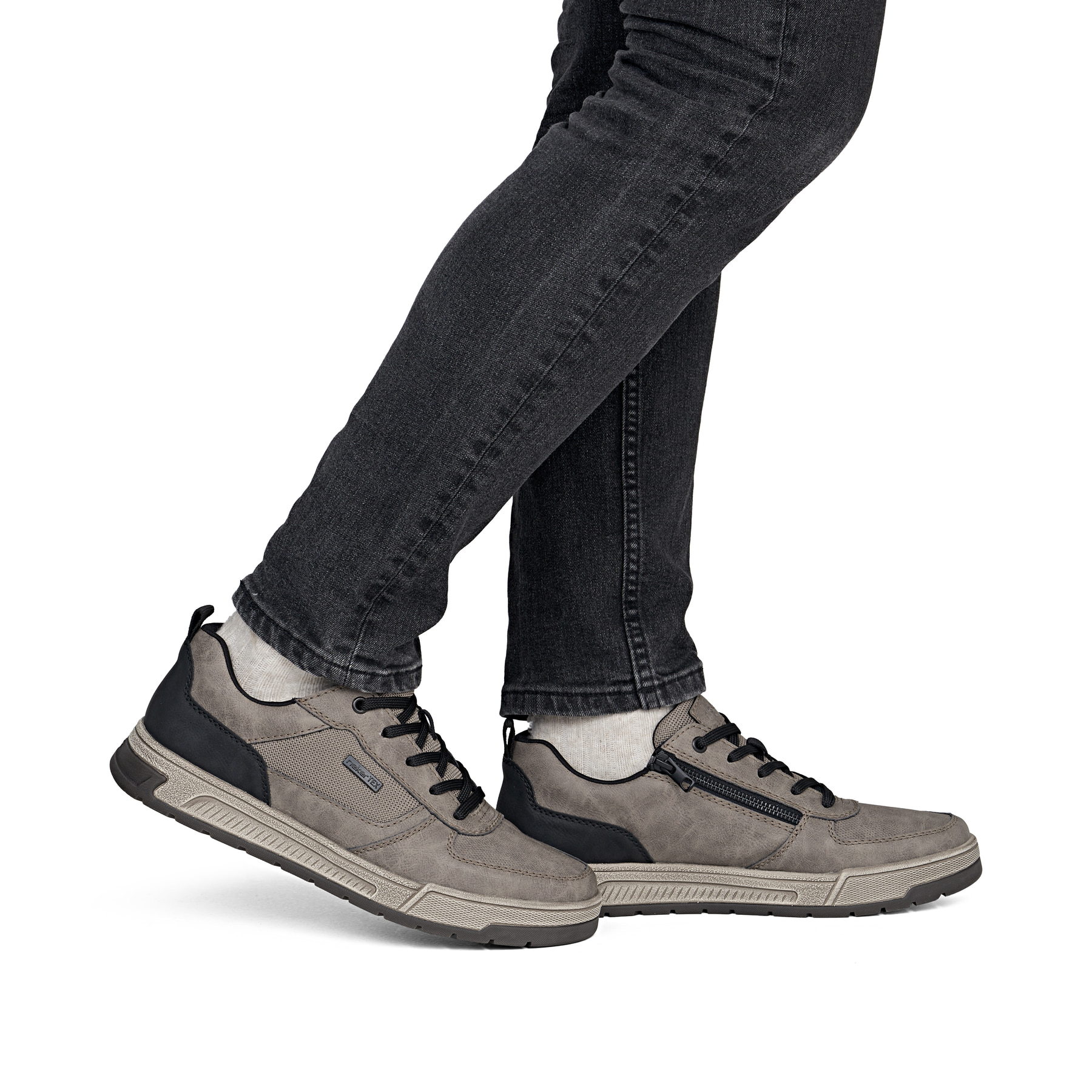 Graue Rieker Herren Sneaker Low 36000-64 mit wasserabweisender RiekerTEX-Membran. Schuh am Fuß.
