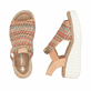 Mehrfarbige Rieker Keilsandaletten 69172-92 mit einem Gummizug. Schuh von oben, liegend.