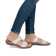 Beige Rieker Damen Pantoletten 60885-62 in Löcheroptik mit einem Klettverschluss. Schuh am Fuß.