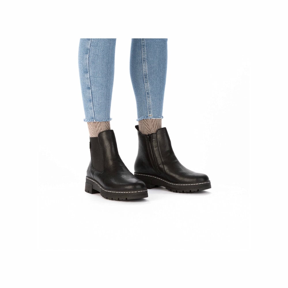 Schwarze Rieker Damen Chelsea Boots 73892-00 mit einem Reißverschluss. Schuh am Fuß.