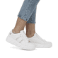 Weiße Rieker Damen Sneaker Low W0506-80 mit ultra leichter und dämpfender Sohle. Schuh am Fuß.