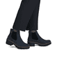 Dunkelblaue Rieker Damen Chelsea Boots 79265-14 aus Rauleder mit einem Gummizug. Schuh am Fuß.