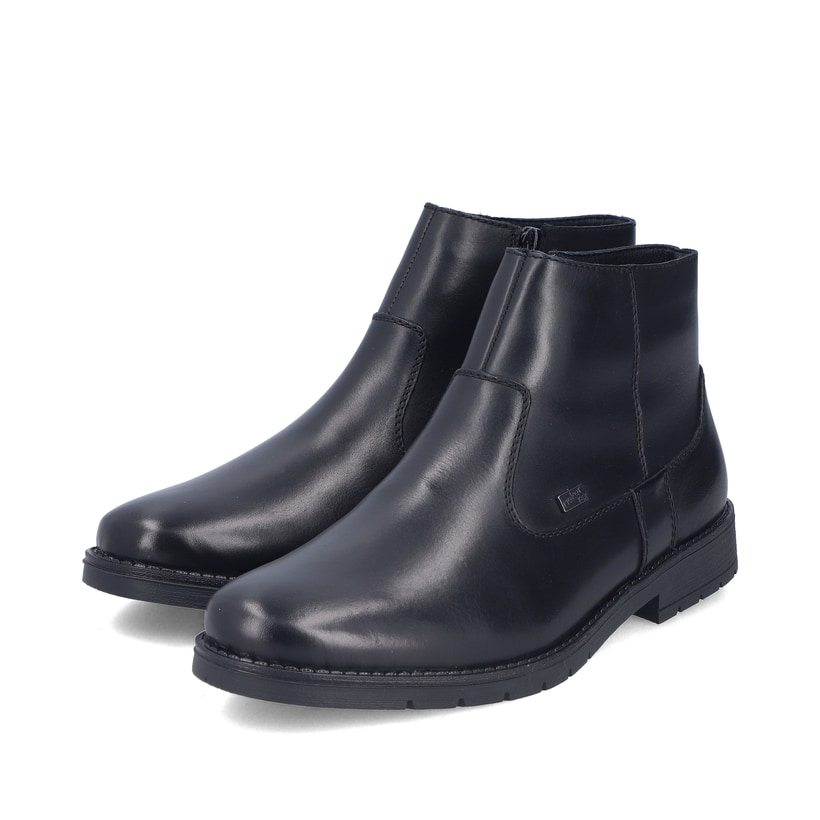Schwarze Rieker Herren Kurzstiefel 13960-00 aus Glattleder. Schuhpaar seitlich schräg.