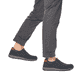 
Dunkelblaue Rieker Herren Slipper B9062-15 mit einer schockabsorbierenden Sohle. Schuh am Fuß
