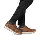 Baskets basses Rieker marron pour homme B0504-24 en cuir lisse. Chaussure au pied.