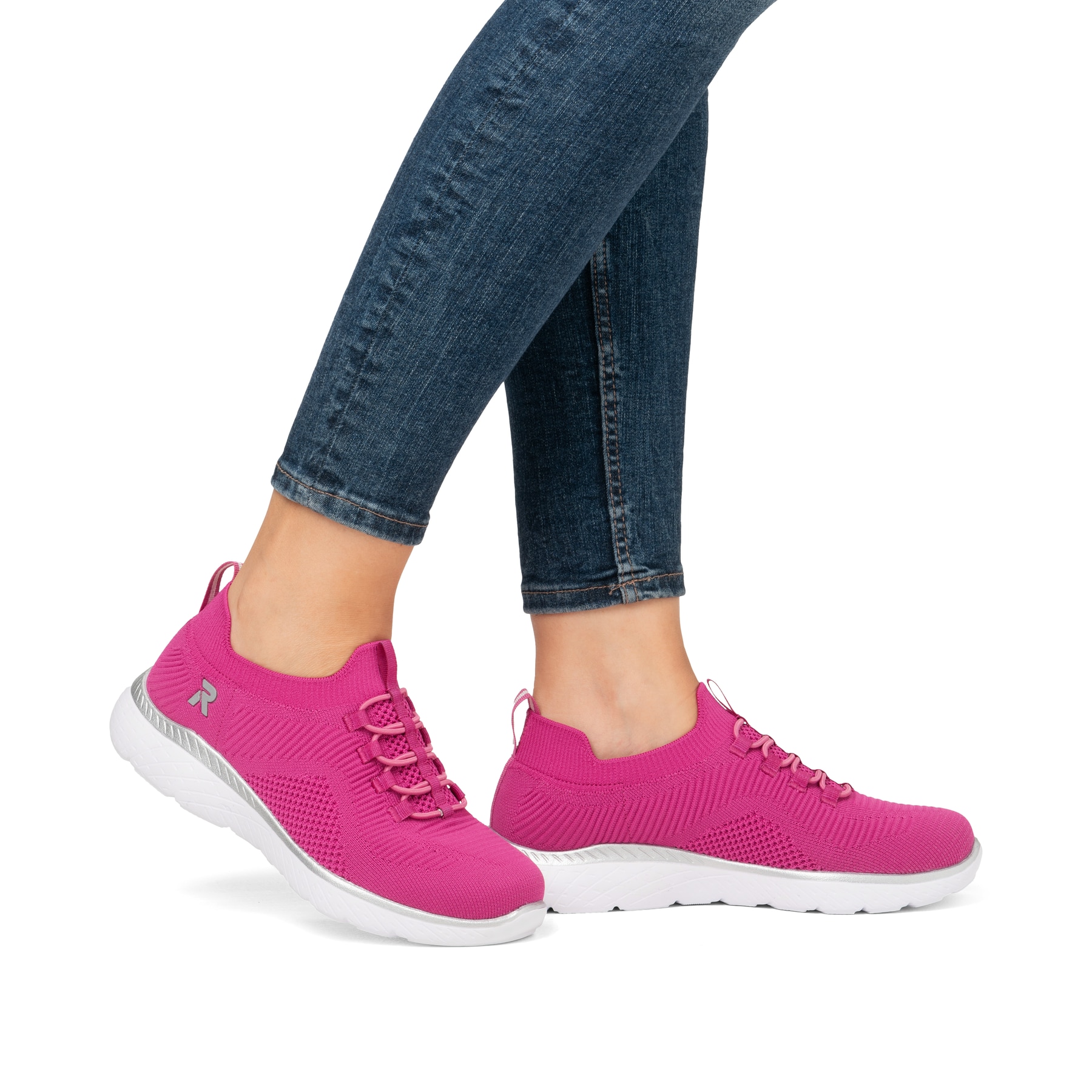 Rosane Rieker Damen Sneaker Low M5074-31 mit Gummizug sowie ultraleichter Sohle. Schuh am Fuß.