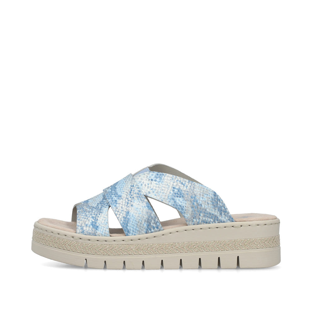 Blaue Rieker Damen Pantoletten V4989-10 mit angesagtem Animal-Print. Schuh Außenseite.