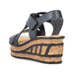 Schieferblaue Rieker Keilsandaletten 68179-14 mit einem Klettverschluss. Schuh von hinten.