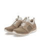 Braune Rieker Damen Slipper N4290-20 mit einem Gummizug. Schuhpaar seitlich schräg.