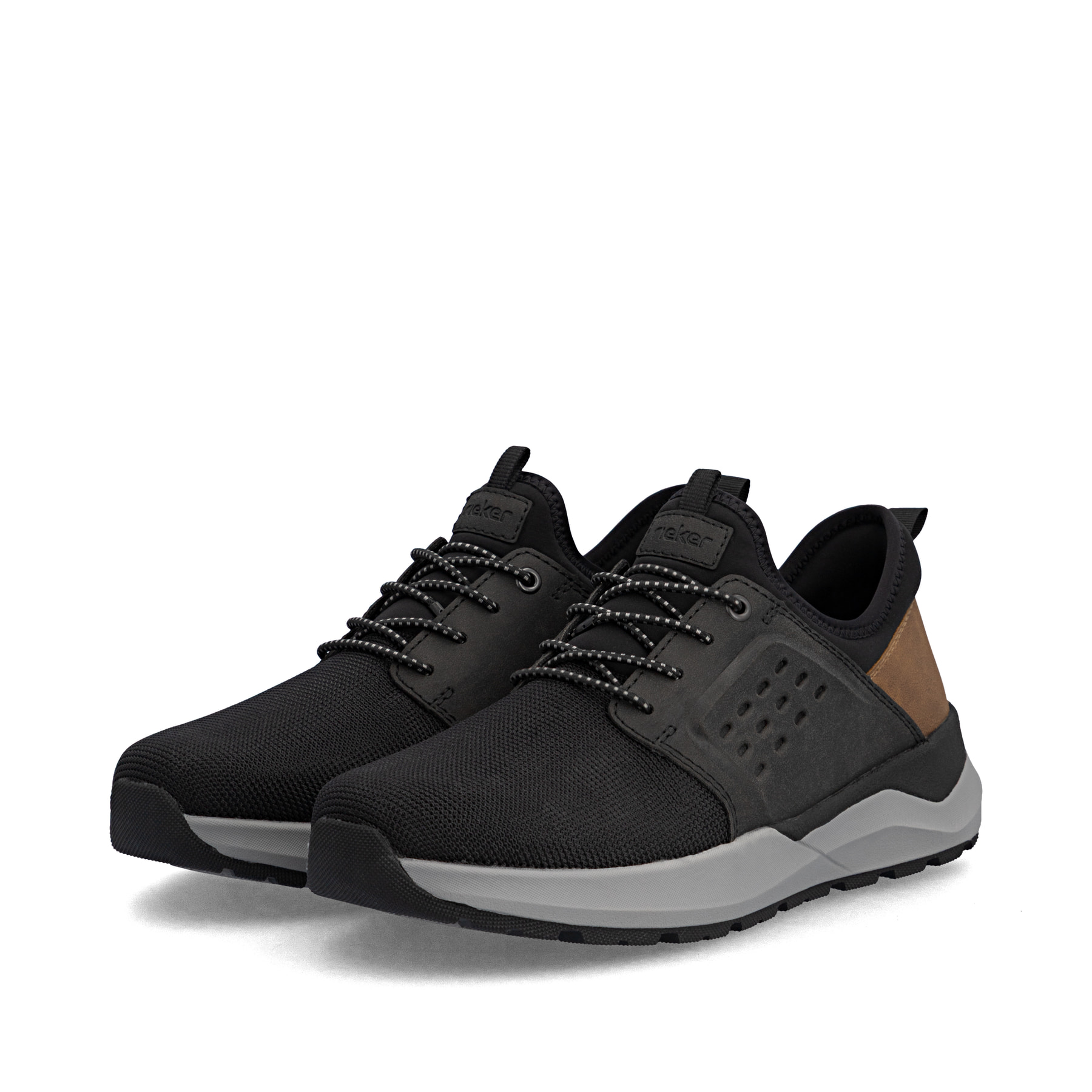 Mocassins Rieker noirs pour hommes 06058-00 avec bande élastique. Chaussures inclinées sur le côté.