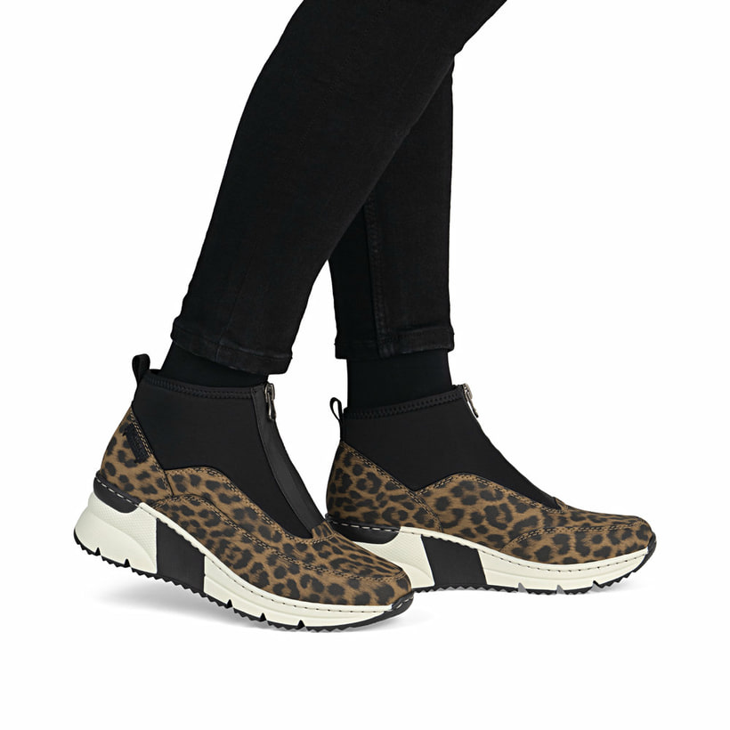 Braune Rieker Damen Sneaker High N6352-90 mit Leo-Print sowie Reißverschluss. Schuh am Fuß.