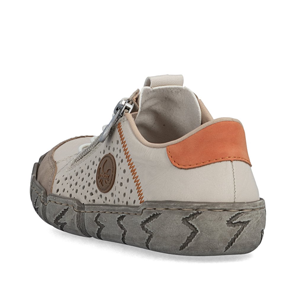 Beige Rieker Damen Slipper L0355-61 aus Glattleder mit eleganten Zierlochungen. Schuh von hinten.