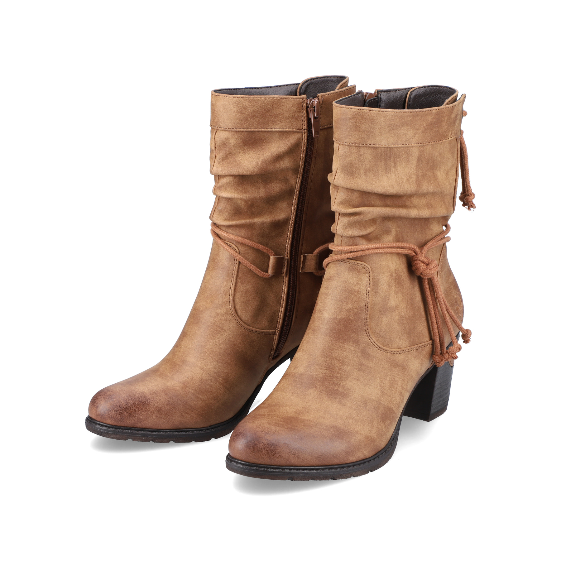 Zimtbraune Rieker Damen Stiefeletten 96073-22 mit einer Profilsohle mit Blockabsatz. Schuhpaar schräg.