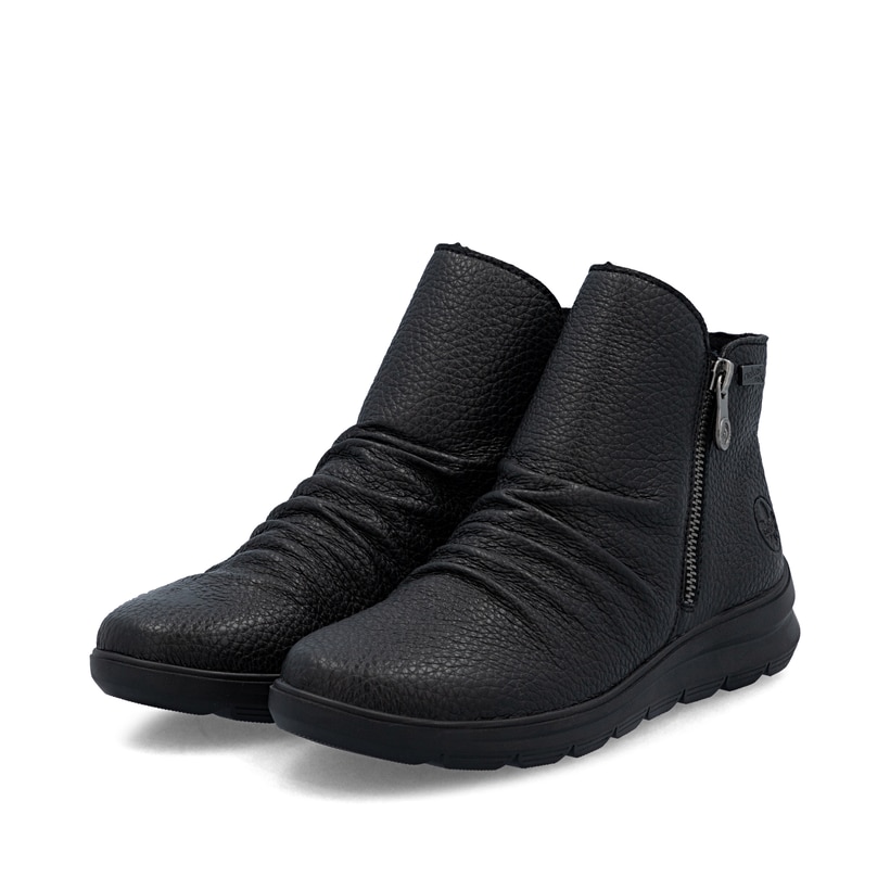 Schwarze Rieker Damen Kurzstiefel Z0056-00 aus Glattleder. Schuhpaar seitlich schräg.