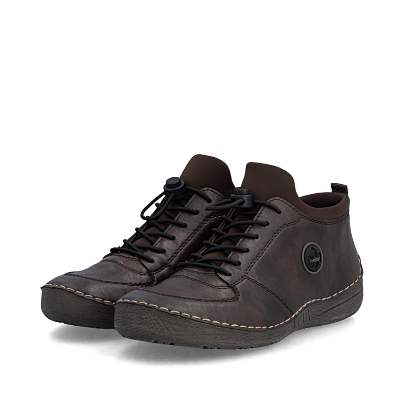 Dunkelbraune Rieker Damen Kurzstiefel 52557-25 mit einem Reißverschluss. Schuhpaar seitlich schräg.